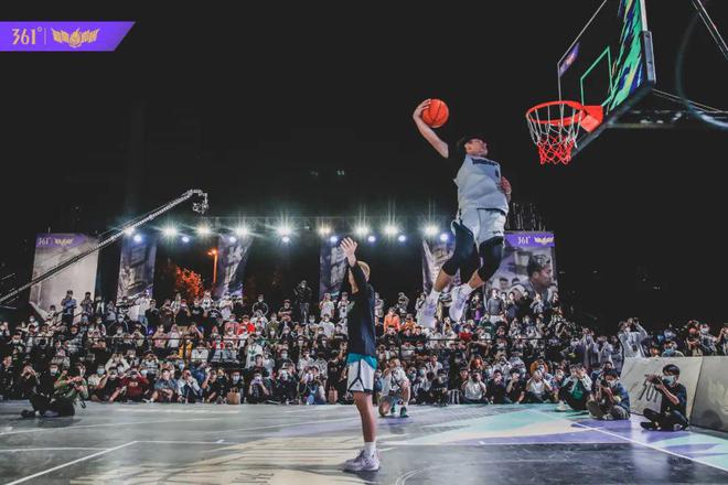 与表现挂钩 与表现挂钩